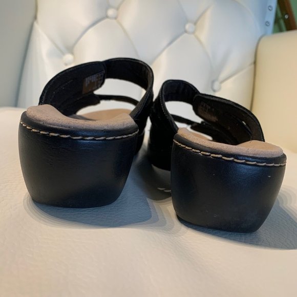 Clarks Collection Sandal,7M, Like new, Black, Velcro adjustment, So comfort sole - Picture 9 of 10